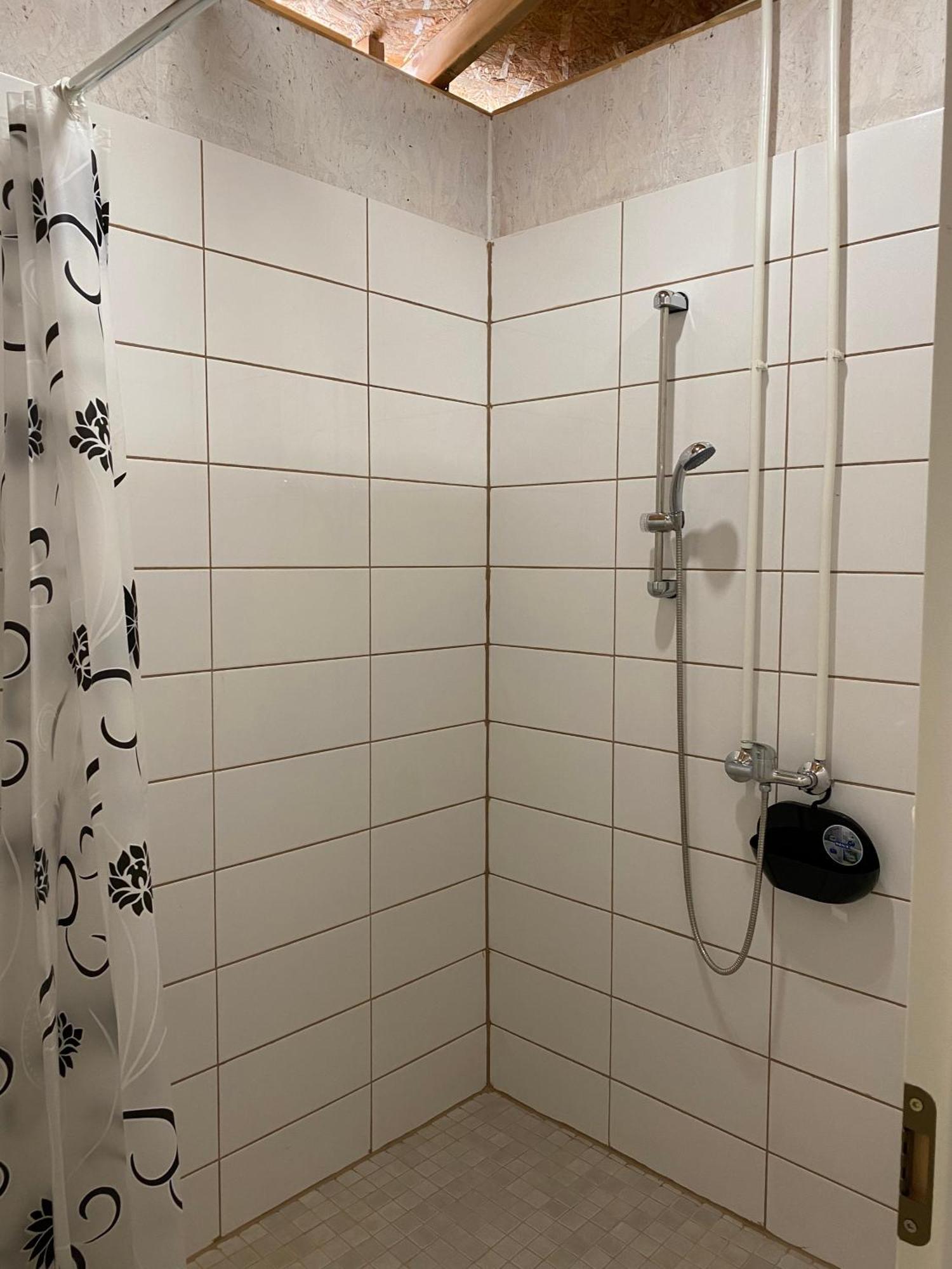 Marika Puhkekuela - Metsanurga Oeoemaja "Shared Bathroom" Nova Bagian luar foto