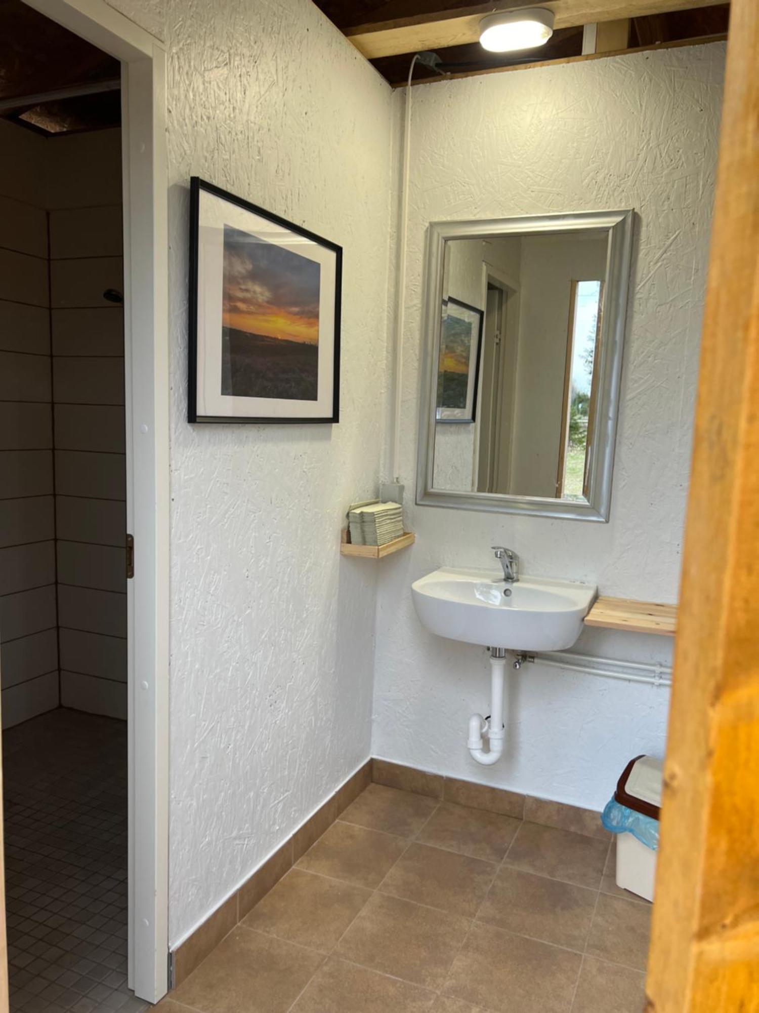 Marika Puhkekuela - Metsanurga Oeoemaja "Shared Bathroom" Nova Bagian luar foto